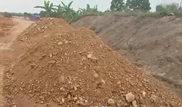 Nhiều khối lượng đất đồi đã được sử dụng làm đê khi chưa được sự chấp thuận của cơ quan chức năng.