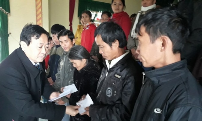 Chủ tịch Hội Nhà báo Nghệ An Trần Duy Ngoãn tặng quà cho người dân nghèo.