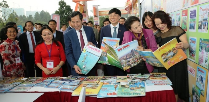 Chủ tịch Quốc hội Nguyễn Thị Kim Ngân và lãnh đạo HNBVN thăm gian trưng bày báo chí Bắc miền Trung.