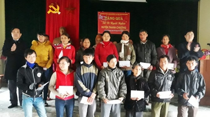 Hội Nhà báo Nghệ An tặng 300 suất quà Tết cho người nghèo tại các xã vùng Hoa Quân, huyện Thanh Chương.