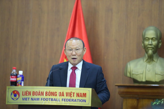 Vị chiến lược gia người Hàn Quốc phát biểu trong lễ ký hợp đồng. Ảnh: Hoàng Dương