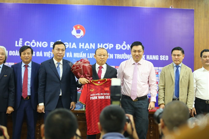 Lãnh đạo VFF trao áo HLV trưởng cho thầy Park. Ảnh: Hoàng Dương