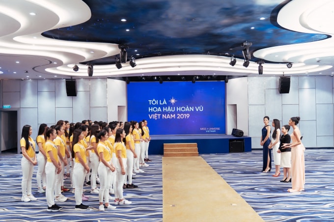 Hội đồng Ban giám khảo nhận xét và công bố kết quả của dự án giành chiến thắng tại tập thi “Tôi vì cộng đồng”.