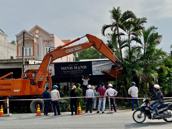 Tháo dỡ các công trình, cây cối tại khu vực bị cưỡng chế.