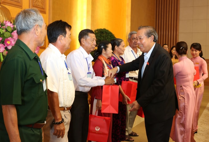 Phó Thủ tướng Thường trực Trương Hòa Bình tặng quà cho người có công với cách mạng tiêu biểu tỉnh Kiên Giang. Ảnh: VGP
