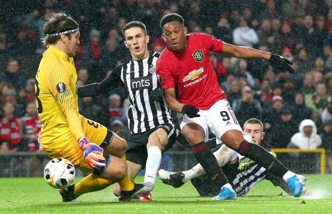 Anthony Martial tiếp tục lập công với pha solo ấn tượng nâng tỉ số lên 2 - 0. Ảnh: Getty