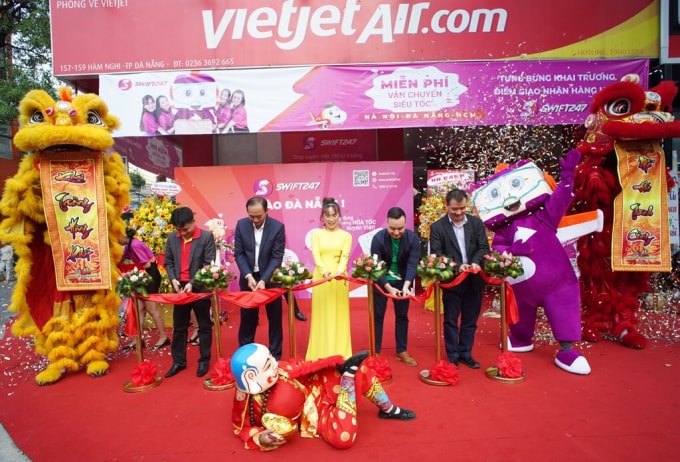 Lãnh đạo Vietjet - SWIFT247 - Grab cắt băng khai trương điểm giao nhận hàng hóa của Vietjet tại Đà Nẵng.