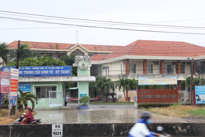 Theo đại diện Trường TC KTKT, đề án sáp nhập rồi sau đó là xã hội hóa đã tạo tâm lý không ổn định trong đội ngũ viên chức và một số phụ huynh học sinh, công ty, doanh nghiệp,… có quan tâm đến công tác đào tạo nghề.