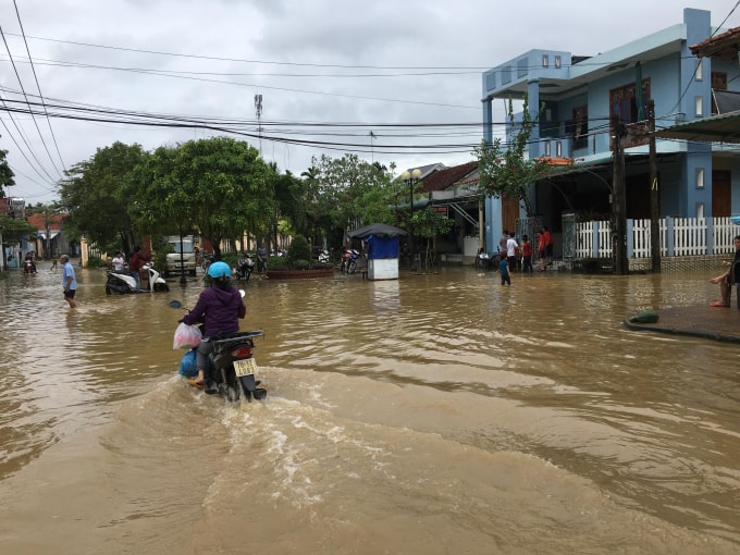 Người dân cần chủ động dự trữ lương thực, thực phẩm để chủ động ứng phó với bão số 6. (ảnh Mai Lực)