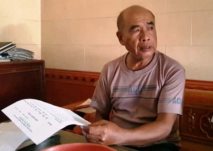 Ông Nguyễn Trường Thành – Bí thư Chi bộ xóm 1, xã Xuân Hòa trao đổi với phóng viên