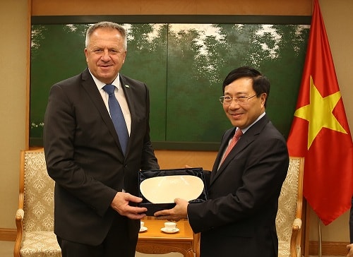 Phó Thủ tướng Phạm Bình Minh và Bộ trưởng Phát triển kinh tế và Công nghệ Slovenia Zdravko Pocivalsek. Ảnh: VGP