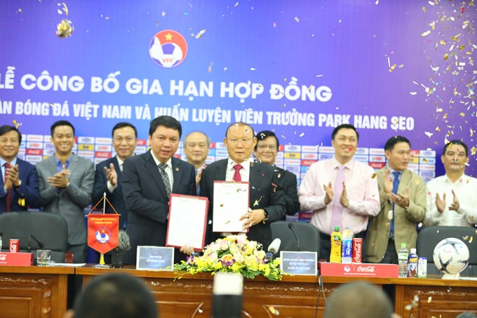 Thầy Park và VFF tiếp tục gắn bó. Ảnh: Hoàng Dương