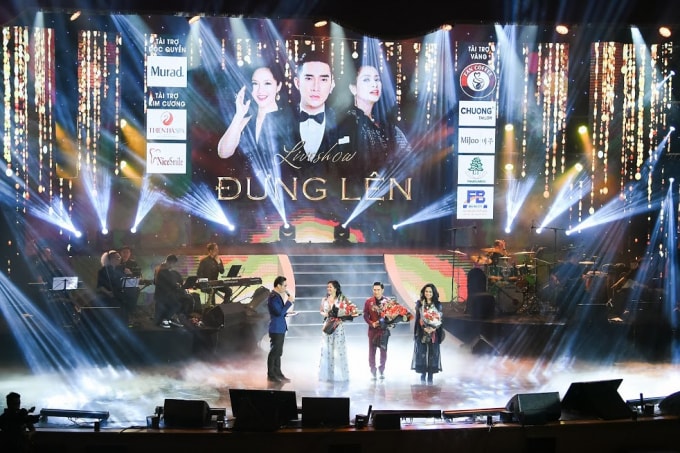 Quang Hà và các nghệ sĩ tại Liveshow Đứng Lên. Ảnh: Thanh Tân