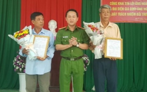 Đại diện 2 gia đình tại buổi xin lỗi công khai.