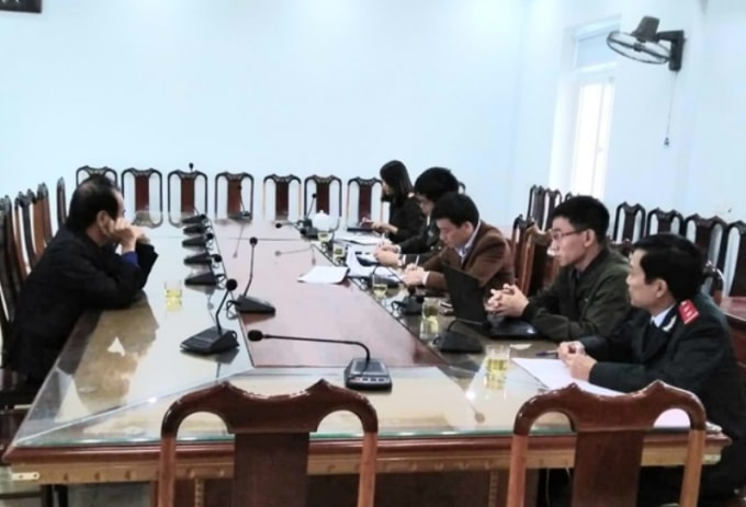 Lực lượng chức năng làm việc với ông Võ Hồng Phúc. Ảnh: Infonet.