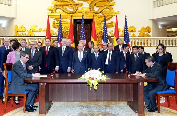Thủ tướng Nguyễn Xuân Phúc, Bộ trưởng Thương mại Wilbur Ross cùng các quan chức hai nước chứng kiến lễ ký kết các hợp đồng thương mại quan trọng. Ảnh: VGP