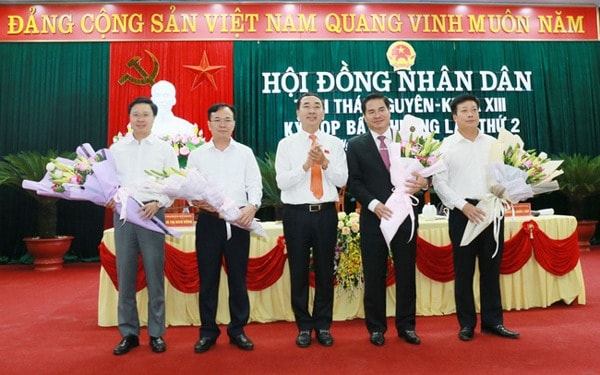 Bí thư Tỉnh ủy Thái Nguyên Trần Quốc Tỏ (người ở giữa) tặng hoa chúc mừng Phó Chủ tịch tỉnh Thái Nguyên và các Ủy viên UBND tỉnh mới được bầu tại kỳ họp. Ảnh: Cổng TTĐT Thái Nguyên