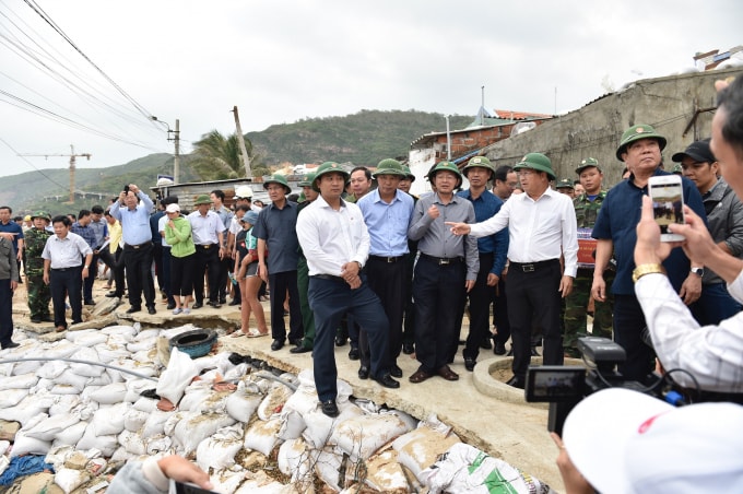 Phó Thủ tướng Trịnh Đình Dũng yêu cầu tổ chức, hướng dẫn di chuyển, gia cố bảo đảm an toàn, giảm thiệt hại đối với hoạt động nuôi trồng thủy, hải sản; triển khai các biện pháp bảo đảm an toàn cho người dân, khách du lịch và công trình cơ sở hạ tầng trên biển và các đảo. Ảnh: VGP