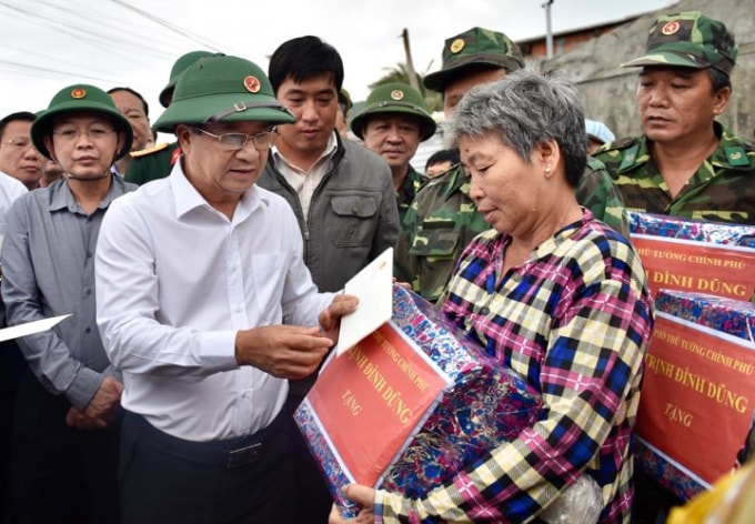 Phó Thủ tướng Trịnh Đình Dũng thăm hỏi, động viên bà con chấp hành chỉ đạo của chính quyền, di chuyển tới nơi an toàn. Ảnh VGP