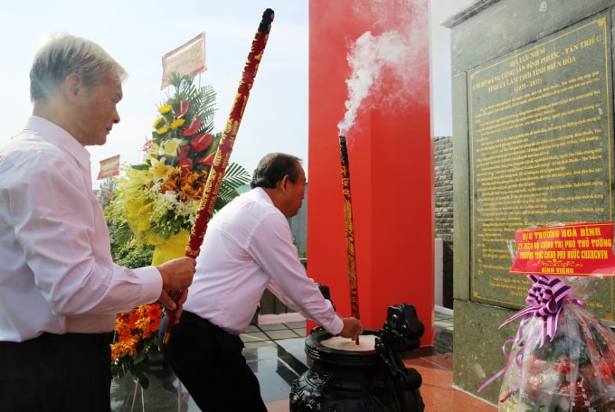 Trong sáng 9/11, Phó thủ tướng Thường trực Chính phủ Trương Hòa Bình dâng hương tại di tích Bia lưu niệm nơi thành lập Chi bộ Đảng cộng sản Bình Phước - Tân Triều. Ảnh: VGP