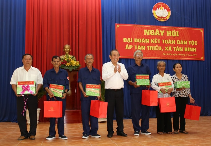 Phó Thủ tướng Thường trực trao quà cho đại diện tập thể bà con ấp Tân Triều và 5 hộ dân tiêu biểu đóng góp vào xây dựng ấp văn hóa. Ảnh: VGP