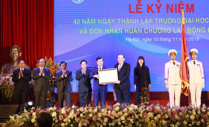 Phó Thủ tướng Thường trực Trương Hòa Bình trao Huân chương Lao động hạng Nhất cho Đại học Luật Hà Nội. Ảnh VGP
