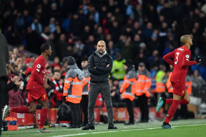 Pep Guardiola không hài lòng về trọng tài. Ảnh Getty