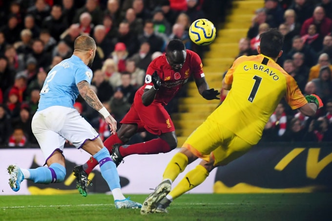 Sadio Mane nâng tỉ số cho The Kop. Ảnh: Getty