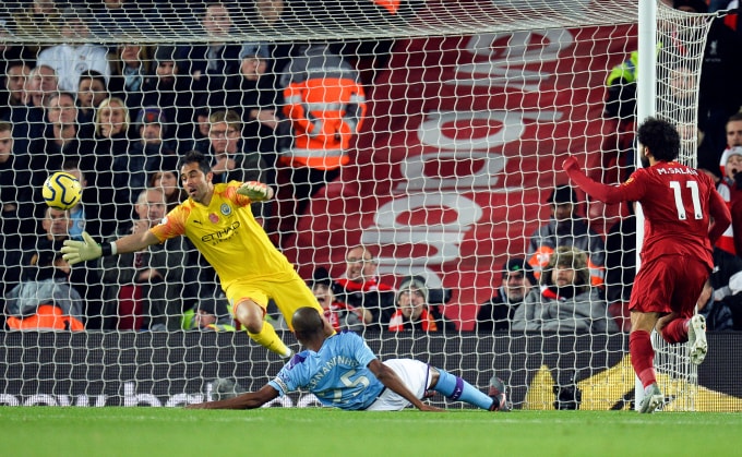 VAR công nhận bàn thằng của Salah. Ảnh: Getty