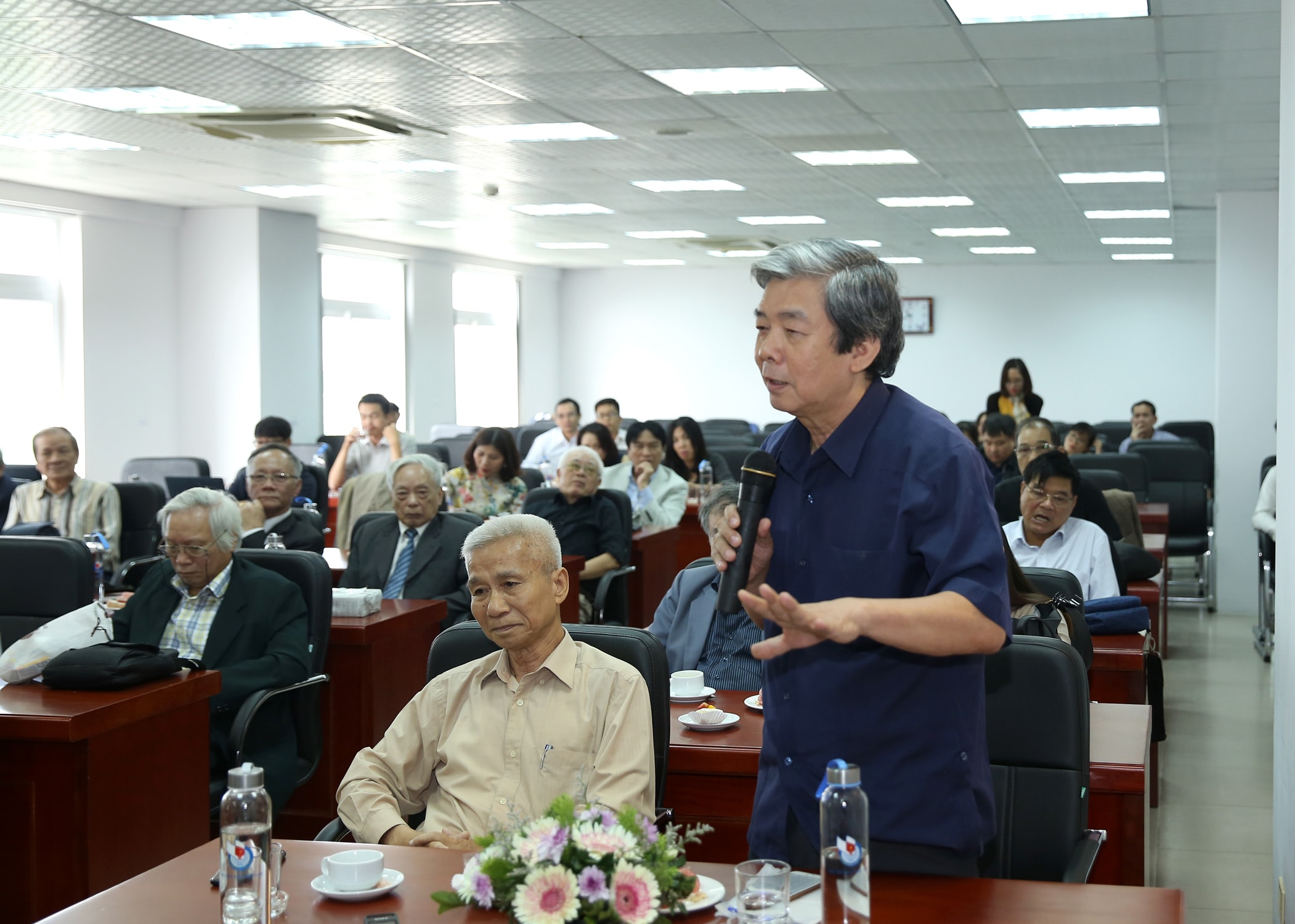 Đồng chí Hà Minh Huệ, nguyên Phó Chủ tịch Thường trực Hội Nhà báo Việt Nam đóng góp ý kiến. Ảnh: Sơn Hải