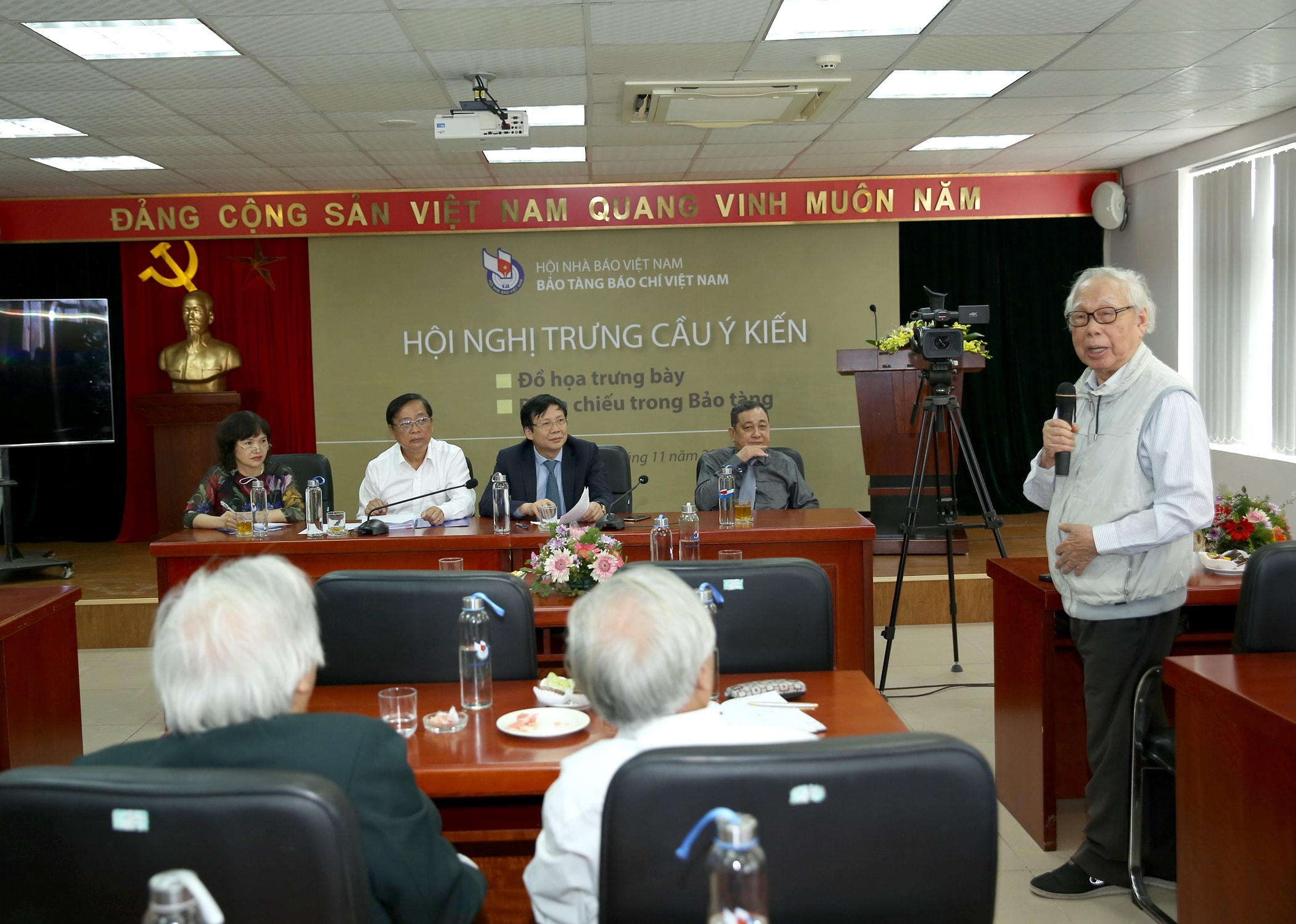 Nhà báo Phan Quang, nguyên Tổng Giám đốc VOV, nguyên Chủ tịch Hội Nhà báo Việt Nam phát biểu ý kiến. Ảnh: Sơn Hải