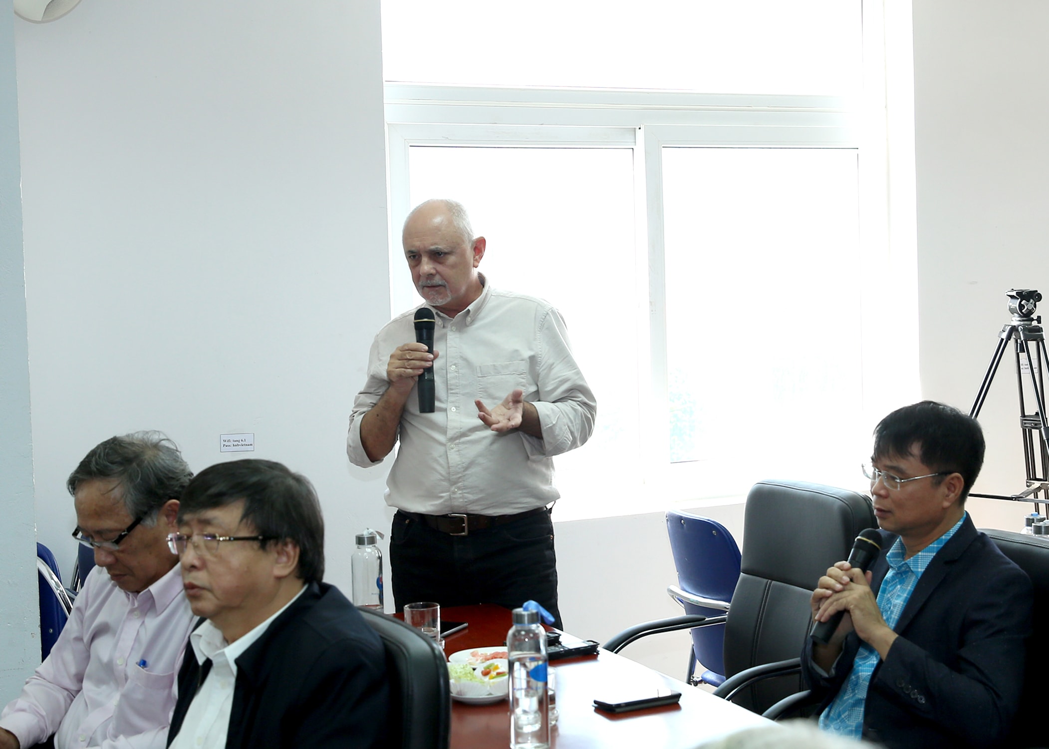 Ông George Burchett là con trai cố nhà báo quốc tế Wilfred Burchett nổi tiếng đóng góp ý kiến cho Bảo tàng Báo chí Việt Nam. Ảnh: Sơn Hải