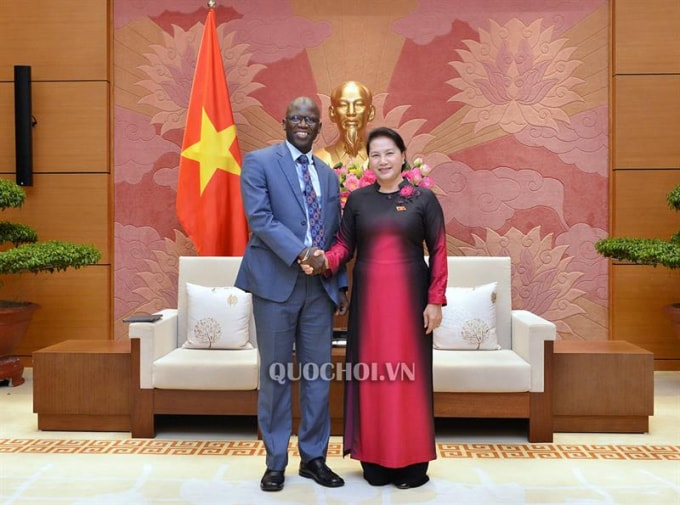 Chủ tịch Quốc hội Nguyễn Thị Kim Ngân và Giám đốc Quốc gia Ngân hàng Thế giới tại Việt Nam Ousmane Dione. Ảnh: quochoi.vn