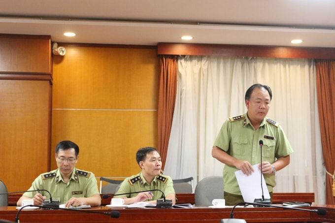 Ông Trần Hữu Linh báo cáo công tác của Tổng cục Quản lý thị trường từ đầu năm đến nay