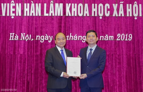 Thủ tướng Nguyễn Xuân Phúc trao quyết định bổ nhiệm chức vụ Chủ tịch Viện Hàn lâm Khoa học Xã hội Việt Nam cho PGS. TS Bùi Nhật Quang. Ảnh: VGP