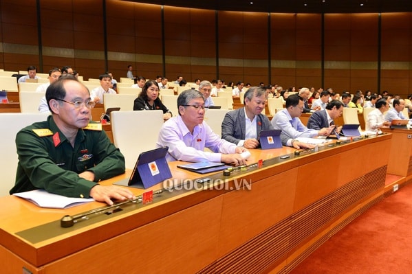 Các đại biểu Quốc hội bấm nút thông qua Nghị quyết về kế hoạch phát triển kinh tế - xã hội năm 2020. Ảnh: Trung tâm Thông tin Quốc hội