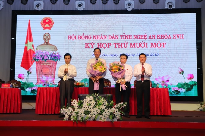 Chủ tịch UBND tỉnh Thái Thanh Quý và Chủ tịch HĐND tỉnh Nguyễn Xuân Sơn tặng hoa chúc mừng 2 tân Phó Chủ tịch UBND tỉnh nhiệm kỳ 2016-2020.