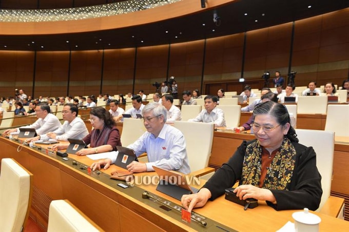 Đại biểu Quốc hội biểu quyết thông qua Nghị quyết về dự toán ngân sách Nhà nước năm 2020.