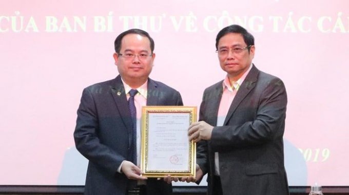 Trưởng Ban Tổ chức Trung ương Phạm Minh Chính trao quyết định cho ông Quản Minh Cường. Ảnh: VGP