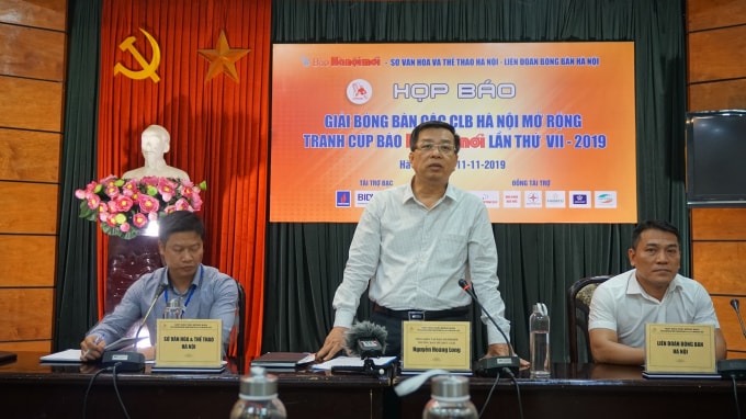 Ông Nguyễn Hoàng Long - Tổng Biên tập Báo Hànộimới công bố điều lệ thi đấu Giải bóng bàn các Câu lạc bộ Hà Nội mở rộng tranh Cúp Báo Hànộimới lần thứ 7. Ảnh; V.H