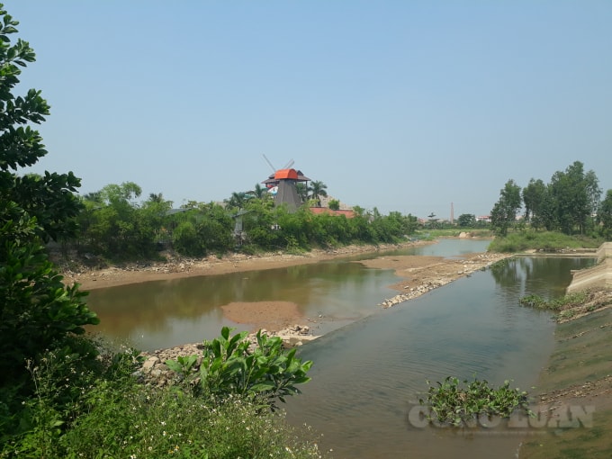 Sông Vàng Chua nhiều năm không được nạo vét. Ảnh: Nguyễn Quân.