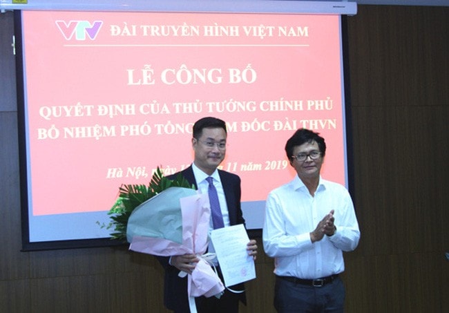Tổng Giám đốc Đài Truyền hình Việt Nam Trần Bình Minh trao quyết định của Thủ tướng Chính phủ cho ông Lê Ngọc Quang. Ảnh: vtv.vn