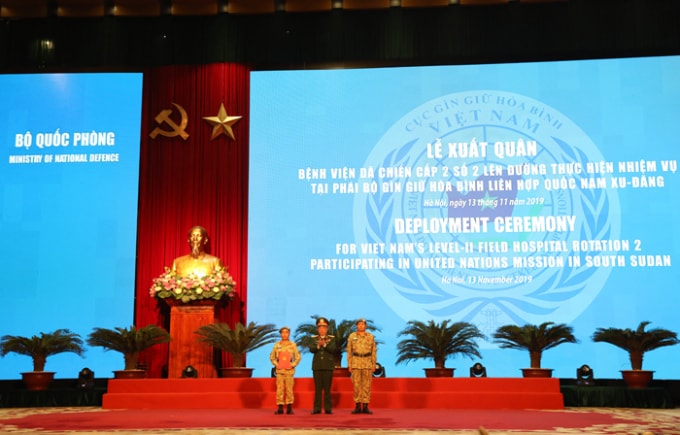 Thượng tướng Nguyễn Chí Vịnh trao Quyết định của Chủ tịch nước cử BVDC2.2 thay thế BVDC2.1 tham gia hoạt động GGHB Liên hợp quốc tại Nam Sudan. Ảnh: BQP.