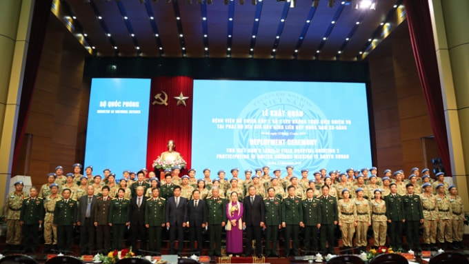 Thượng tướng Nguyễn Chí Vịnh và các đại biểu chụp ảnh cùng các cán bộ, nhân viên BVDC2.2. Ảnh: BQP.