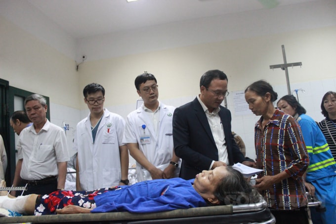 Phó Chủ tịch chuyên trách Ủy ban An toàn giao thông Quốc gia Khuất Việt Hùng thăm hỏi động viên bệnh nhân và người nhà