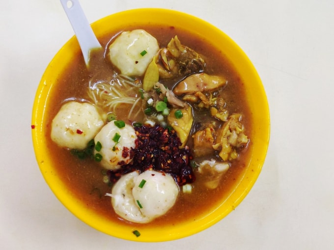 Một món ăn rất phổ biến ở nhà hàng là món bún gạo cùng bóng mực, thịt gà được cùng sốt cay.