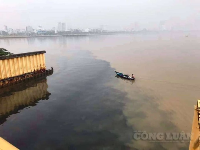 Nước sông Hàn có 2 màu rõ rệt.