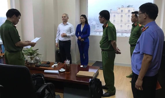 Công an TP.HCM đọc lệnh khám xét văn phòng Công ty Địa ốc Alibaba ở quận Thủ Đức, TP.HCM. Ảnh: Trà Giang
