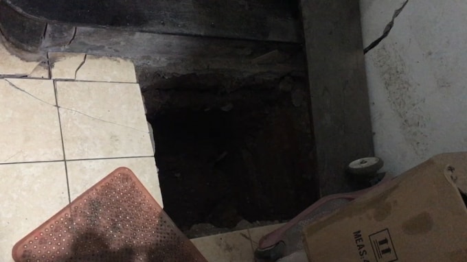 Ngay dưới chân cầu thang tầng 1 nhà số 23 Lương Ngọc Quyến bị sụt thành hố sâu tới nửa mét rất nguy hiểm.