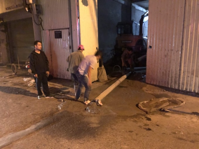 Bất chấp việc công trình bị đình chỉ thi công, 2h sáng ngày 6/11, chủ đầu tư tiếp tục cho bơm bê tông vào để tiếp tục xây dựng khiến người dân vô cùng bức xúc.
